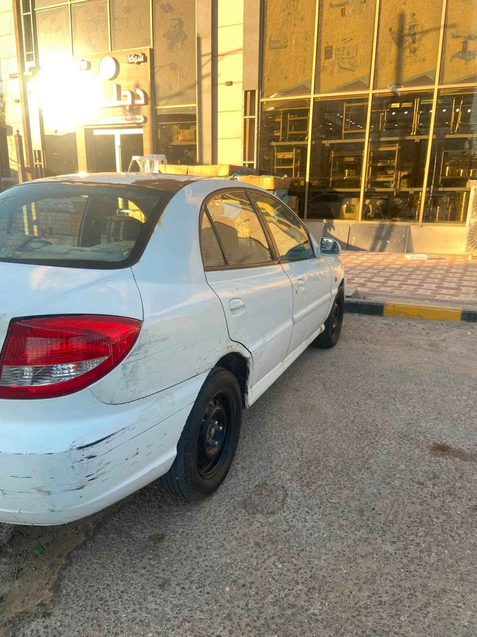 للبيع : كيا ريو موديل 2004
محرك 1400 , كير اوتماتيك , تبريد شغال 
كهربائيات شغالات, حدادية جيدة , الاطارات جيدة 
تحتاج السيارة الى باتري وتبديل بوربرين احد الاطارات فقط .
سنوية نفذت في شهر 11/2025 , الماني مثنى 
وأتعهد بإيصالك إلى المالك .
السعر 38 ورقة 
المكان النجف حي السعد متنزه الشراع 
رقم الموبايل ***********
