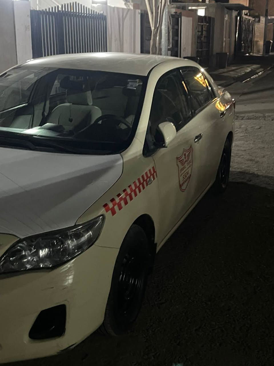 تةكسي بيكاشؤ مؤديل 2010سةيارةكة 10پارجة رةشة يةك بستي سةر جاملخي هةيتي جةمپةكي خةفيفي پشتي جوار جئ تةزرةية تةزرة نية بةس بة تةزرة سةقفي لةبؤ سةحريشي 130محامةلة ر.م  4365297 0750 شوئن هةولئر نةحيةي رزگاري أربيل, العراق
