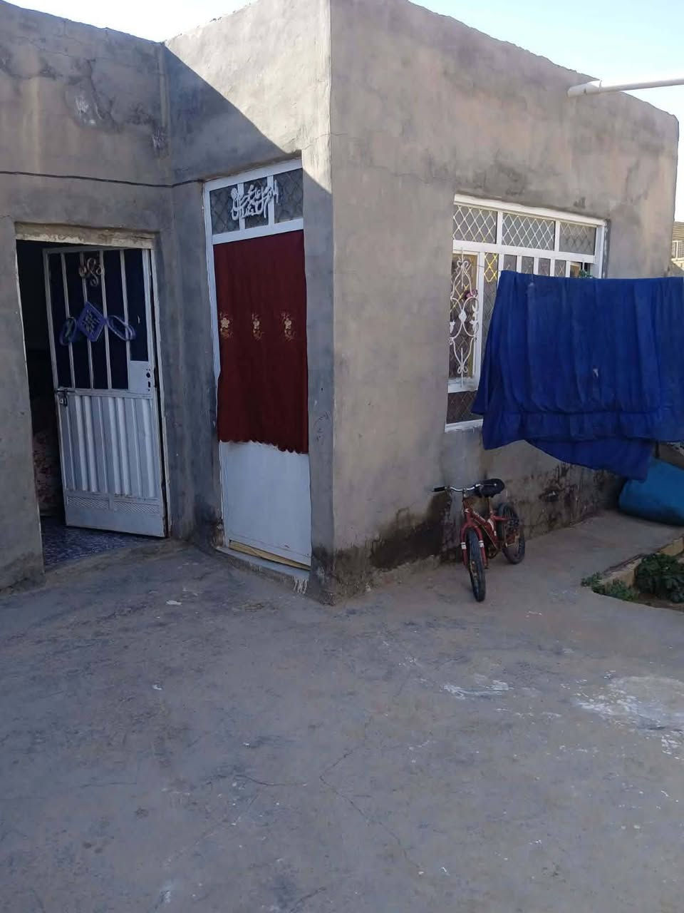 دار للبيع مساحتها 130متر ع طريق المعاره خلف حسنيه مال العويسات يبعد عن شارع العام 200متر متكون من غرفة نوم وحد وصاله ومطبخ استقبال مجمع صحيات دخليه خارجيه سعرها 33وبيها مجال أي استفسار اتصل على الرقم التالي ***********
