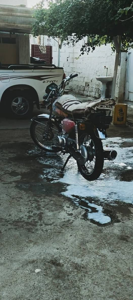 سلام عليكم دراجه البيع نامه كله اصلي مامفيلسه نضيفه سعر 825 وبيه مجال رقم الهاتف ***********
