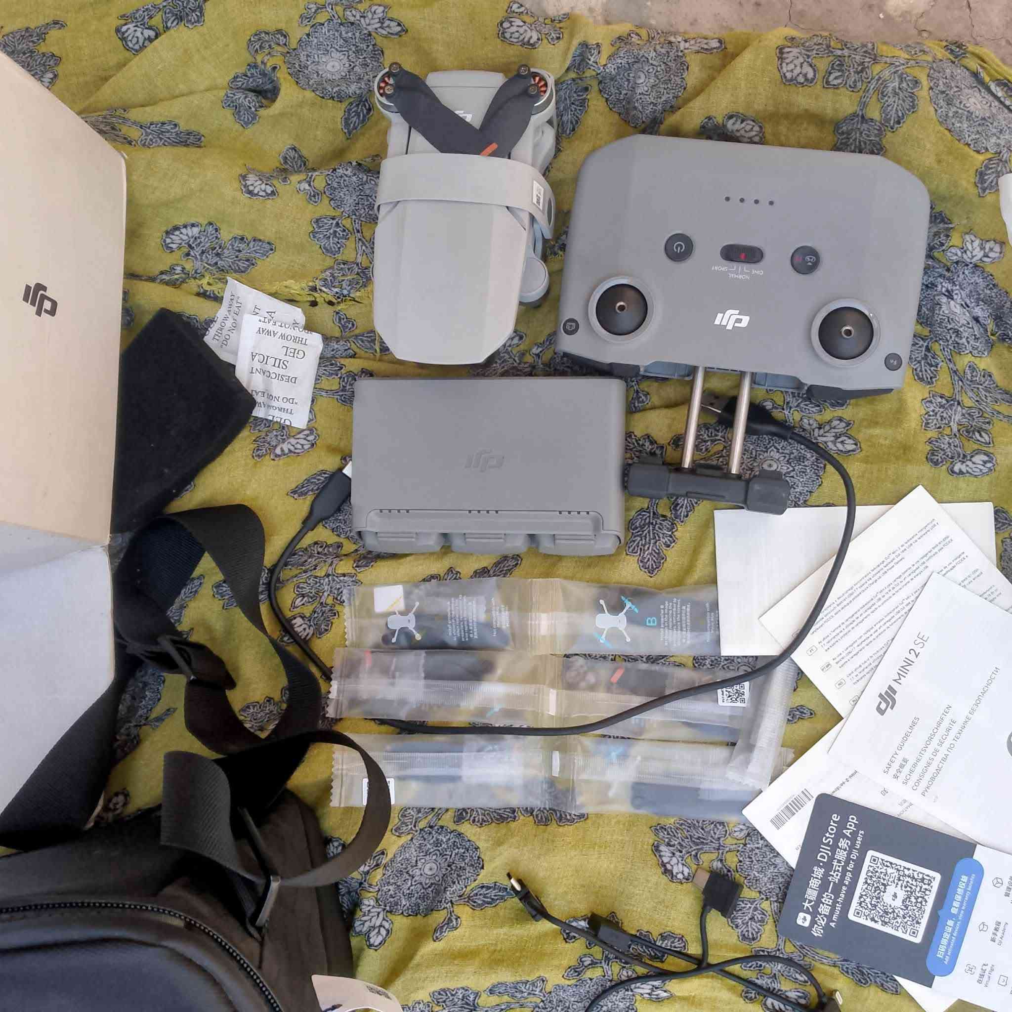 السلام عليكم
Dji mini 2 se
نظافة 95 % بيها فقط هذا الفطر بلذراع ومماثر عليها بلطيران
استخدام قليل جدا 
كومبو 3 بطاريات وشاحن ثلاثي أصلي 
جنطة 
كارتون 
سعرها مناسب جداا 
رقم ***********

