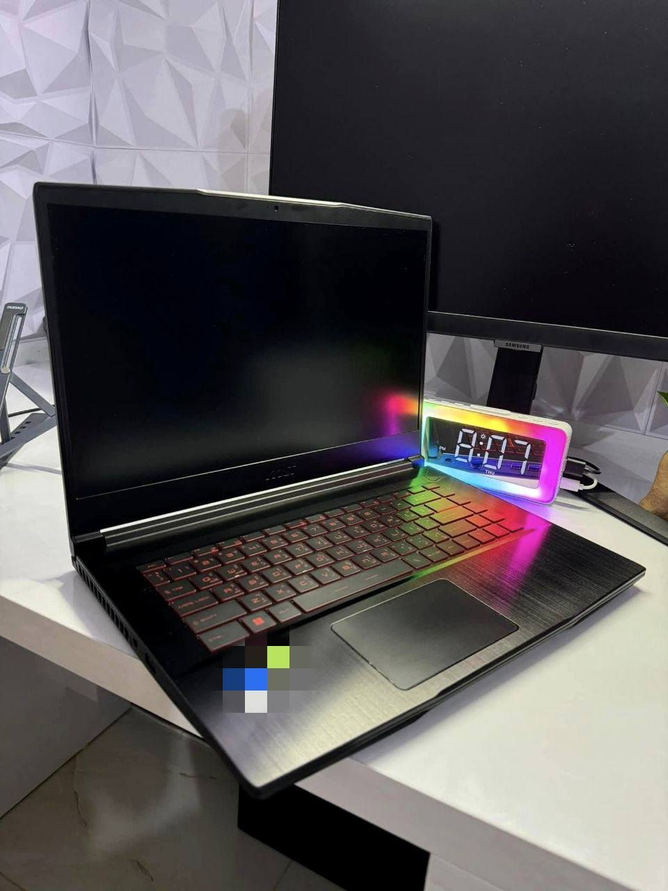 السلام عليكم شباب
لابتوب كيمنك من Msi احترافي من فئه GF63 
لابتوب بالكارتونه كامل مكمل نضافه ٩٩% بدون اي ملاحظة مضمون 
ياتي بعتاد 
شاشه حجم 15.6 انش نحيفه بمعدل تحديث ١٤٤فريم الوان بدقه 100%SRGB خامه LED 

معالج احترافي من انتل
Core i7-12650H 16Cpu TURBO boost 5.20GHZ  
الجيل الاثنا عشر فئه H للاداء الثقيل 

كرت الشاشه منفصل خرافي من 
NVIDIA RTX 4060-8GB DLLS3 + FRAME GEN 
بخواص توليد الاطارات الخارقه 

رامات حجم 16GB قابل للتطوير
هارد 512M.2 و ايضا قابل للاضافه والتطوير 

بطارية ثلاث ساعات عمل وحسب 

كيبورد معرب وكاله احمر تفاعلي 
صوت ستيريو محيطي من HI-RIS مجسم 

اكيد الجهاز خارق لكافه الكيمنك وبرامج الهندسة و صناعه المحتوى كافه 

مع الكارتونه و الشاحن وماوس كيمنك 
السعر مليون و ١٧٥ الف نهايته
بغداد و ايضا يوجد توصيل لكافه الاماكن 
تواصل***********
