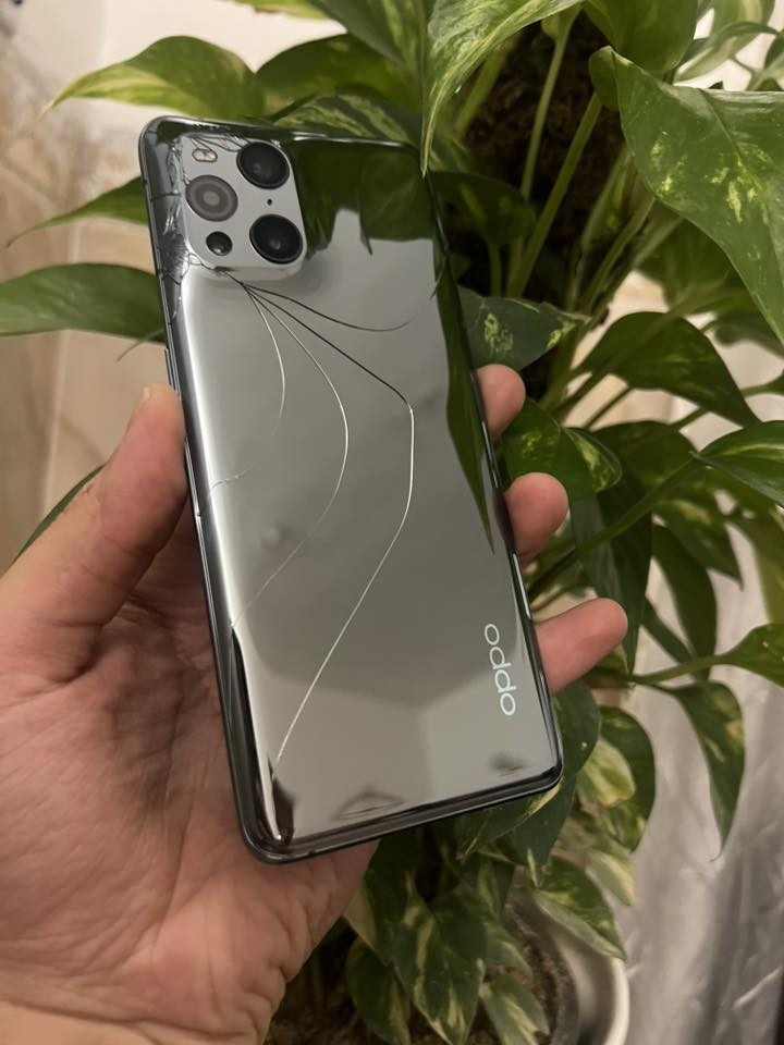 السلام عليكم للبيع oppo Find x3 pro ذاكره 256 عشوائيه 12 جهاز كلش نظيف فقط الضهر مكسور بدون ملحقات السعر 225 قفل للتواصل على الرقم *********** واتساب اتصال
