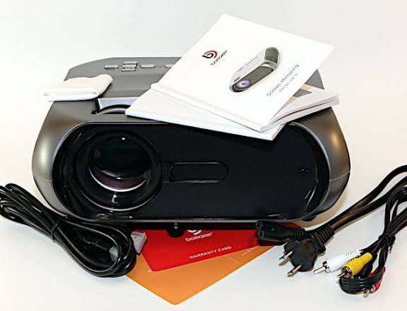 داتاشۆ 1080p بۆ فرۆشتن 
بۆ پەیوەندی *********** 

کوالێتی ڤیدۆی پشتگیری (1080p) دەکات

تایبەتمەندی (WIFI) هەیە دەتوانیت بەبێ بونی کێیبڵ مۆبایل ئایفۆن یان ئەندرۆید لێ ڕەبت بکەی 
شاشەیەکی گەورەی هەیە تا  ٢٠٠ئینج گەورەکردن دیقەی تێک ناچێ دەتوانیت بچوک و گەورەی بکەی لەسەر دیوار

  گونجاوە بۆ فیلم ، یاری کۆنسۆڵ  و سیمینار

 گلۆپەکەی یان عەدەسەکەی تەمەنێکی زۆری هەیەماوەی  (80,000 کاتژمێر)بەرگە دەگرێت

زۆر خاوێنە کارتۆنی خۆی لەگەڵە بە کوالێتی ئەورپا دروستکراوە هەموو شتێکی خۆی لەگەڵە (کۆنتڕۆل ، ڕەبتی HDMI,ڕەبتی سپیکەر )

خاوەنی دەرچەی HDMI، USB، و AVـیە، کە دەتوانیت بۆ "پلاێستەیشن، لاپتۆپ، و تیڤی بۆکس" بەکاریبهێنیت.
کوالێتی دەنگی خراپ نیە دەنگێکی باشی لەسەرە پێویست بە سپیکەر نابێ السليمانية, العراق
