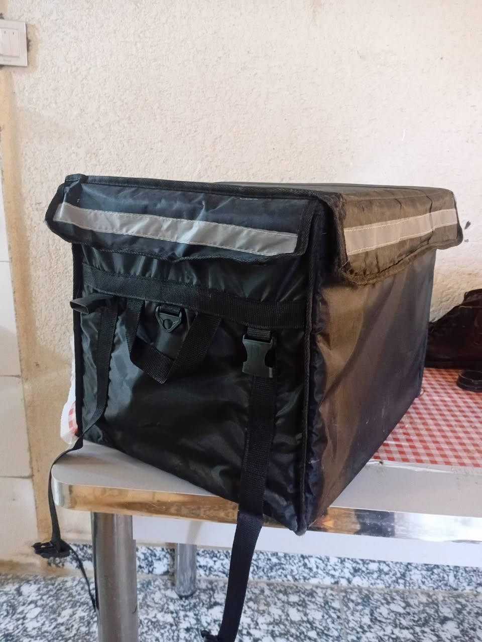 السلام عليكم 
صندوك مال دلفريه للبيع 
يرهم علا جميع انواع الدراجات 
السعر :25الف
للستفسار : ***********
