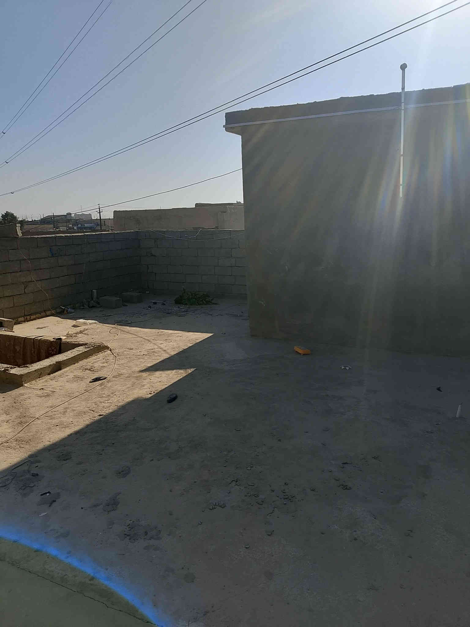 بيت للبيع ب حي الحكيم شارع بني تميم قرب المدرسة الجديدة المساحة  100متر مربع طابو زراعي مرقم بلديه بيه غرفه هول وصاله و استقبال ومطبخ وحمام سعر40 على او اتصال ***********
