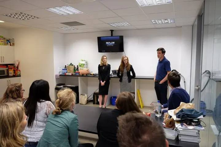 🇫🇷 عروض شهر يناير 2026 – دورة محادثة اللغة الفرنسية 🗣️
طوّر قدرتك على التحدث بالفرنسية بثقة وبطريقة عملية، وابدأ رحلتك مع لغة جديدة بأسلوب تفاعلي يركز على الكلام من أول حصة
نعلن عن عروض شهرية خاصة لكل من يرغب بتقوية مهارة المحادثة باللغة الفرنسية، حيث تعتمد الدورة بشكل أساسي على التطبيق العملي والتواصل المباشر دون تعقيد

📘 دورة محادثة فرنسي أونلاين
(عبر Google Meet)

🔹 ماذا ستتعلم في هذه الدورة؟

التحدث باللغة الفرنسية منذ اليوم الأول🏅
بناء الثقة أثناء الحوار والنقاش🥇
تحسين النطق وسرعة الاستجابة🥈
استخدام الفرنسية في الحياة اليومية والعمل🎖️
كسر حاجز الخجل والتردد أثناء الكلام✨
👩🏻‍🏫
تدريس مباشر مع اساتذه. متخصصين 
⭐ خبرة تعليمية تتجاوز 35 سنة
👥 مجموعات محدودة لضمان مشاركة فعّالة لكل متدرب
🕒 أوقات مرنة تناسب الطلبة والموظفين
🎯 الدورة مناسبة لـ:
الطلبة
الموظفين
الخريجين
أي شخص يرغب بالتحدث بالفرنسية بطلاقة وثقة

🔥 عروض وخصومات شهرية مستمرة
⚠️ المقاعد محدودة والتسجيل حسب الأسبقية

📩 للاستفسار والتسجيل، أرسل رسالة الآن
📲 أو تواصل عبر واتساب:
+964 750 544 8548
✨ اجعل كل شهر خطوة جديدة نحو إتقان المحادثة باللغة الفرنسية
================
#دورة_محادثة_فرنسي
#FrenchSpeaking
#ParlerFrançais
#تعلم_اللغة_الفرنسية
#تعليم_اونلاين
#خصومات_شهر_يناير
