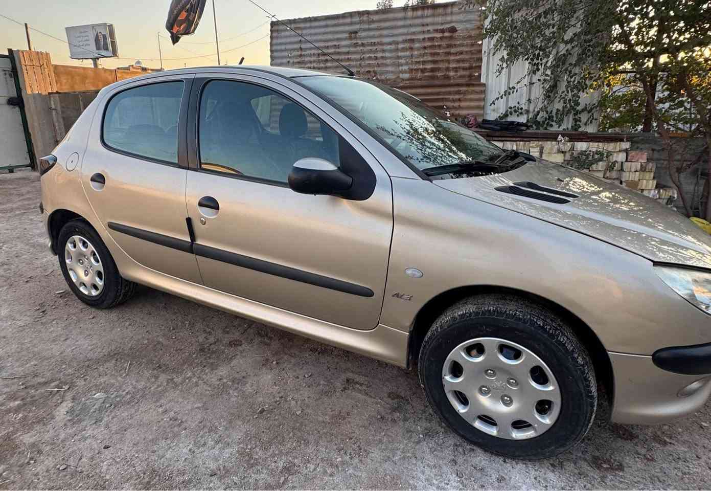 سلام عليكم 
بيجو 206 فرنسي موديل 2009 بلادي 
كير اوتماتيك سيارة نظيفه مكينة كهربائيات كلها شغالة 
لاصبغ ولا ضربة تخم تاير باتري جديد 
50 وبيه مجال 
عنوان بغداد 
*********** بغداد, العراق
