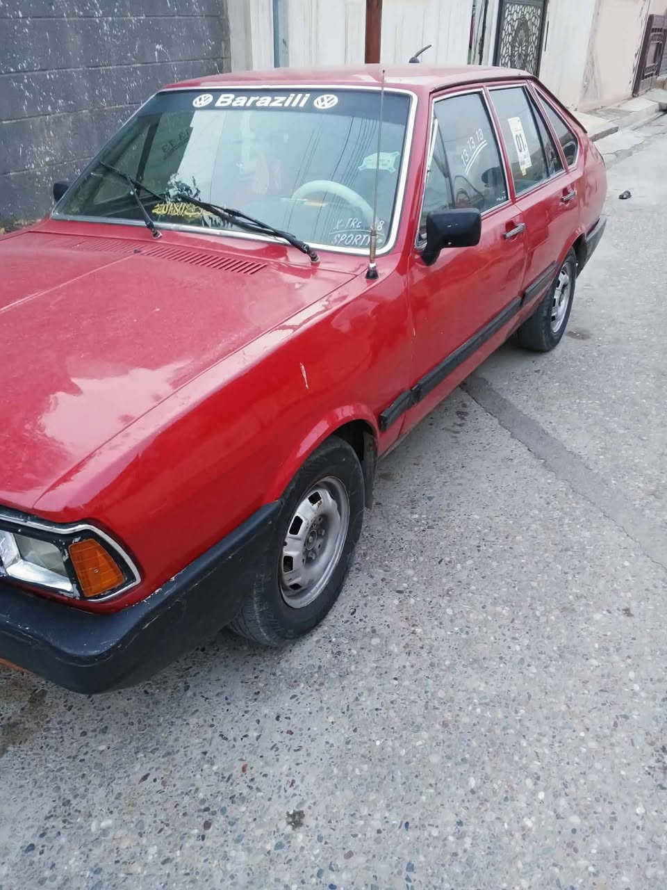 سلام عليكم سيارة برازيلي موديل ٨٦ دفتر بانزين 5 كير سياره جاهزه ونضيفه السعر 26 وبيها مجال للشراي بيع فقط الاستفسار اتصل عل رقم ***********
