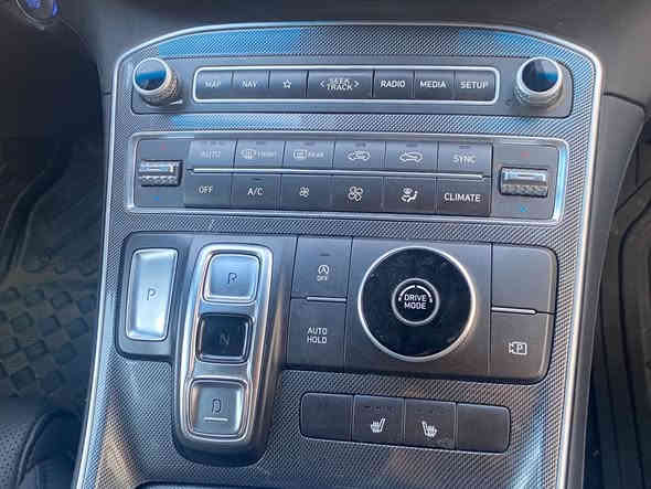 السلام عليكم 
سياره سنتافيا موديل2023
السياره فول مواصفات 
1/كامره360درجه 
2/بيه انظمه قياده سبورت وتو 
3/شاشه حجم كبير
4/بيه تحديد مسار 
5/وسياقه ذاتيه 
6/وتحكمات بالسترين 
7/تنبيه من ترفع يدك من الستيرين 
8/دك إشاره يمنه تطلعلك كأمره بدال عداد السرعه والبشره كذالك 
9/الصندوك كهربائي وينفتح عن بعد إذا كنت حامل اي شي 
10/تشغيل عن بعد 
وبعد بيه هواي مواصفات 
وضرر السياره مبين يمكم للاستفسار اكثر على هذه الرقم ***********
