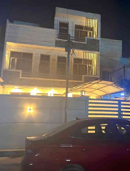 يالله
دار البيع في بغداد الاسكان 
مساحه 67 اونص  واجها  7او نص متر نزال 9 متر 
بناء حديث شارع عريض
يحتوي الدار على ثلاث طوابق +حديقه + كراج  
الدار ينباع مع الأثاث الاستفسار اكثر مكتب الغدير 2
الهاتف ***********
