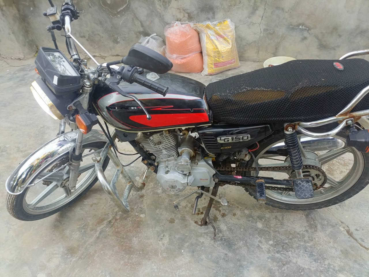 ١٩ مجفتة صارلها شهر كهرابائيات شغالة سلف شغال بس عايزها باتري و اشارة ليورة يمنة والتاير اليورة تعبان السعر 350 و بيها مجال
***********
