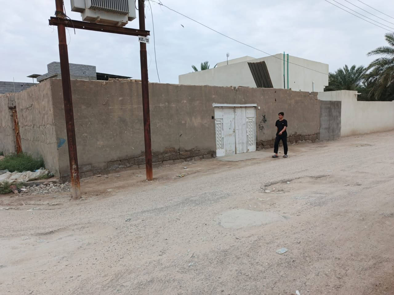 قطعة 400 متر ركن طابو ملك صرف سند 25 تحتوي على بيتين اضافة الى هيكل للسقف علما البناء التسعينات واجهة 15.5 م نزال 26 متر انا المالك باسمي شارع تبليط كل الخدمات متوفرة ابيع كقطعة منطقة حمدان كوت الصلحي ابي الخصيب  للاستفسار رقمي ***********
