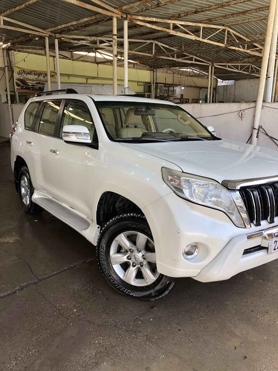 السلام عليكم برادو موديل 2014 خليجي مكفوله السياره مواصفات الTXL معروفه بصمه وكشن كهرباء وفتحه وبصمه ابواب كهرباء السياره ماشيه ٢٤٥ الف جديده حيل والسونار مرفق مع الصور السعر 310 $ وبيه مجال مكان السياره ديالئ بــعقــوبـه 
للاستفسار اتصل ع الرقم 
***********
