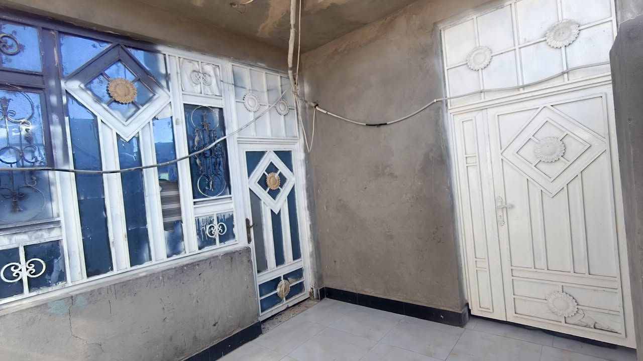 بيت للبيع ١٥٠م بل وافدين الجديده بناءه طابوك سكفه صب قرب التارتان ثالث بيت من الركن مسافه 100 متر عن شارع العام يحتوي البيت على استقبال ومطبخ وصاله وغرفتين وحمام بارد وحمام حار الطابق الثاني ما كامل بيت جديد الشراي يراسلني خاص رقم ‏‪***********‬‏
