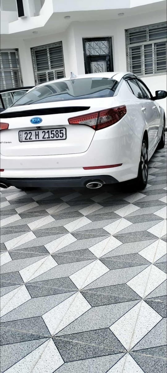 سيارة كيا أوبتيما بيضاء للبيع بحالة ممتازة. السيارة نظيفة جداً من الداخل والخارج ومناسبة جداً للعائلة. جميع الصيانات تمت بشكل دوري وأغلب وقتها كانت مغطاة. مناسبة للاستخدام اليومي. السعر مناسب والبيع بدون وسيط مباشرة من المالك. العنوان بابل 