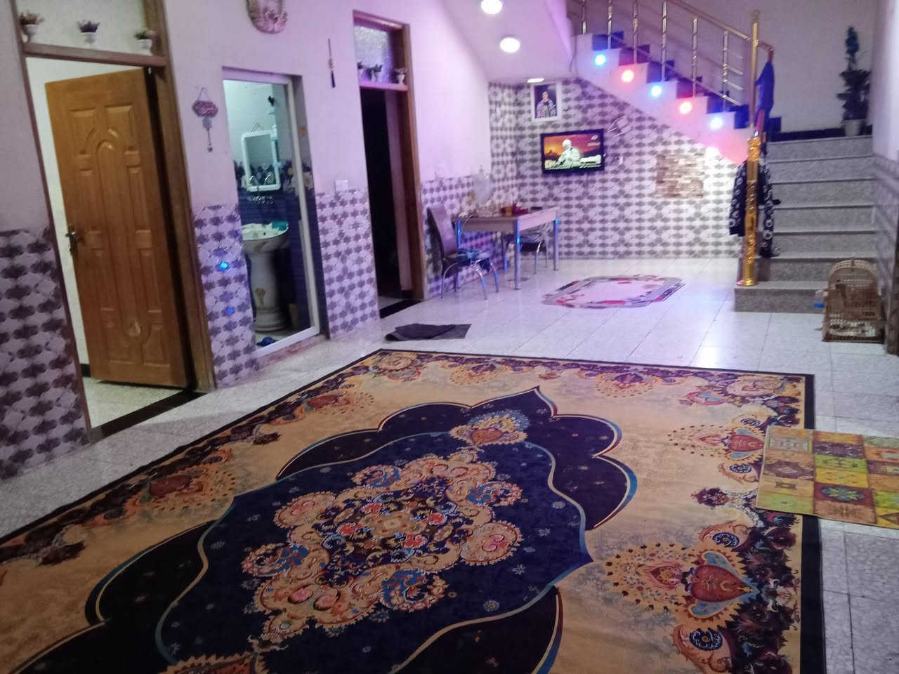 السلام عليكم 
بيت زراعي بناء حديث للبيع متكون من كراج كبير وملحقات وثلاث غرف كبيره وصالة كبيرة وستقبال صحيات ثنين خارجي وداخلي العنوان الامين الثانية سكينة 1/9 غير متوفر فيسبوك 
متوفر واتساب ***********
