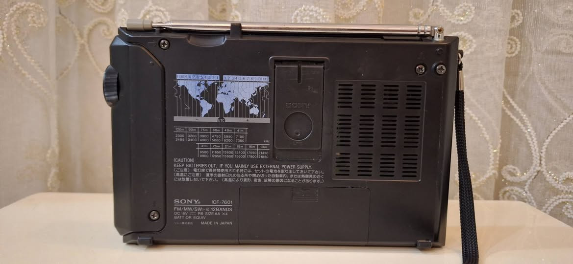 رادیو سوني یاباني اصلي نضیف جدا كامل شغال  یعمل علی ٤باتري قلم   
انتاج سنة 1988 موجات رادیو 
FM MW LW SW123456789 10
توصیل   للحجز مراسلة الصفحة او مراسلة واتساب على الرقم ***********
