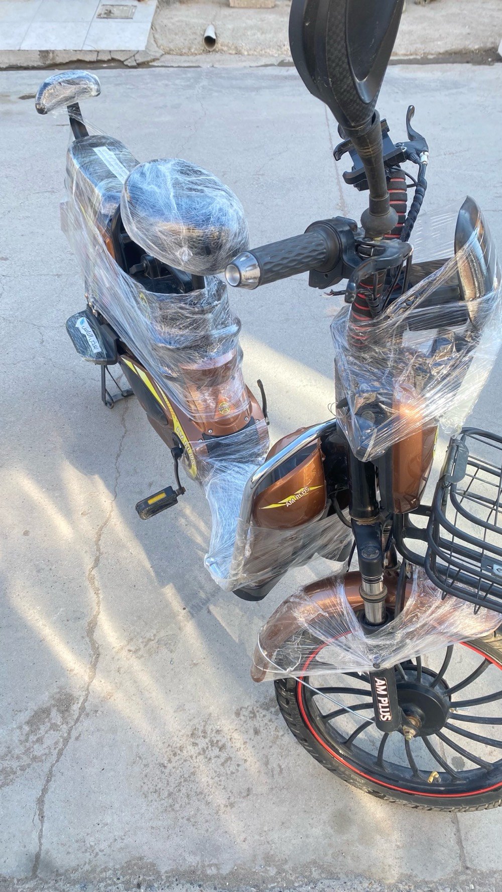 دراجة كهربائية جديدة ومغلفة، تتميز بتصميم عصري متين ولون بني مع شاشة رقمية، وطاقة محرك 1000 واط لتوفير أداء قوي ومسافات طويلة دون الحاجة للوقود. مثالية للتنقل داخل المدينة بسهولة وراحة.