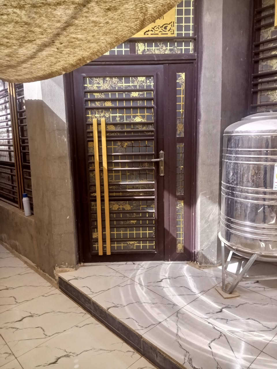 السلام عليكم منزل مساحه (150) 
طابو صرف بناء حديث طابوك والسقف صب مركزي 
العنوان حي العسكري قرب مدرسه كميل 
يحتوي على
صاله 7×4
استقبال 6×4
غرفه 5×5
مطبخ 4×3
مناور 2
حمام داخلي وصحيات خارجيه 
السعر 85 قابل للتفاوض 
الاتصال ***********
