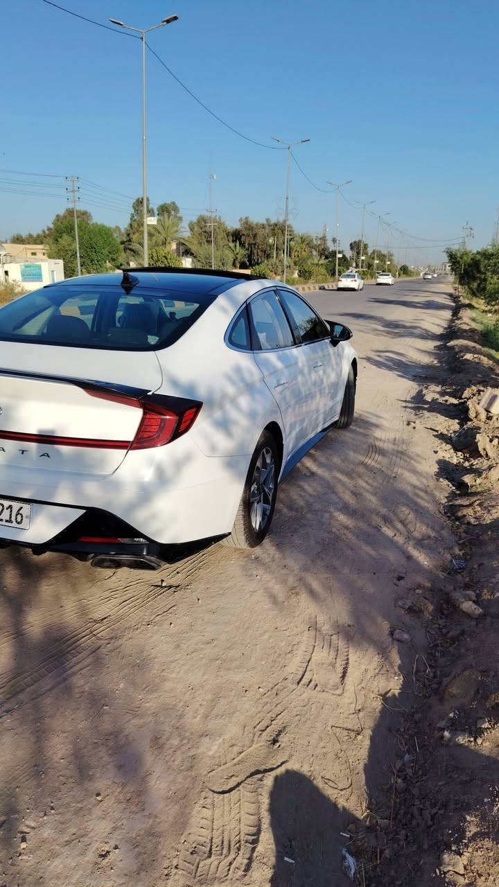 السلام عليكم  سياره سوناتا 2023 فئة SEL ماشيه 68الف كيلو السعر 157 وبيها مجال
المواصفات
1-  محرك 2.5 تنفس طبيعي
2- ناقل الحركة أوتوماتيكي من 8 سرعات AT
3- محرك 8نوزل 4 GDI و 4 MPI
4- الإضاءة مصابيح أمامية وخلفية من نوع LED
5- رادار  360 درجه
6- تشغيل عن بعد
7- سايد بريك دكمه + تحديد مسار
8- مثبت سرعه + قياده ذاتيه
9- مضخم صوت +12 سماعه
10- كشنات مخمل + تدفئه
11 - الاتصال تدعم Apple CarPlay و Android Auto
12- 4 وضعيات قيادة
13- شحن واير لس
14 - صندوق فتح ذكي
15- شاشة اعطال
16- تخم تاير جديد
17-وتو هولد
18- شاشه حجم كبير
بعد بيها هواي مواصفات ماذاكرهن سياره بيها قطعتين تبديل وقطعتين صبغ حدثها من امريكه جاملغ خلغي جهت السايق وبيها حادث بابين عكس السايق تبديل
***********

