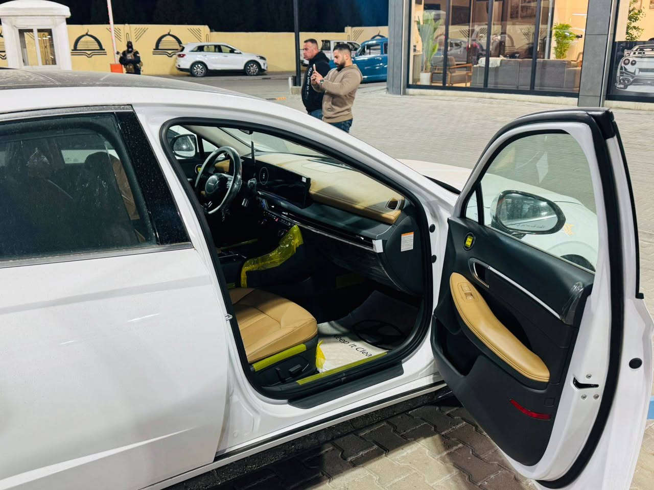 سلام عليكم
للبيع سوناتا 2025هايبرد سياره زيرو ماشيه 600كيلو 

فول واحد ع واحد بنروما مكان السياره كربلاء 
الاستفسار الاتصال ع ***********
