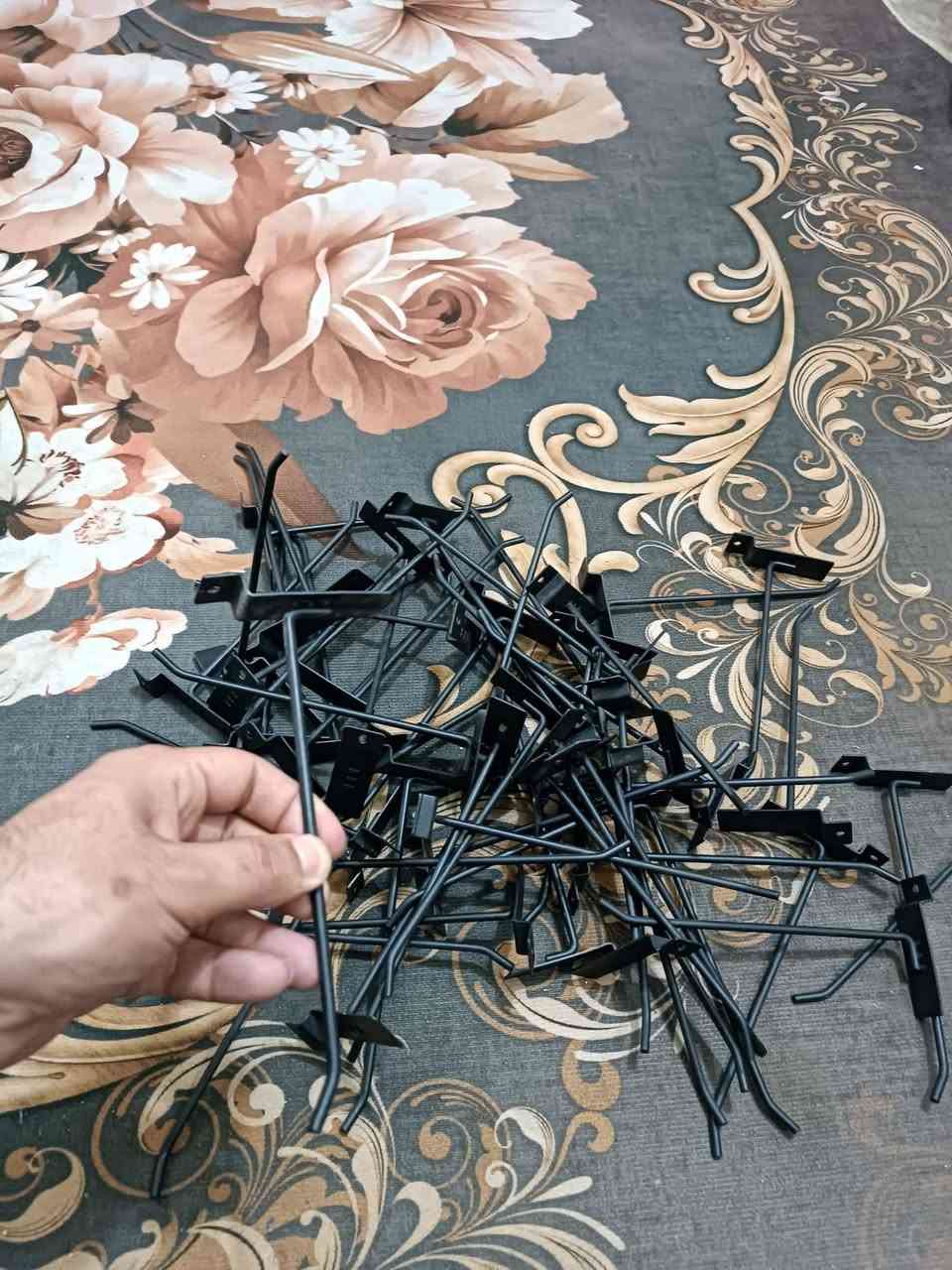 سلام عليكم غراظ محل للبيع رفوف ضوئيا 2 ميز وكرسي وطبلات 2 واجهزة صيانه كاملة ورف وتعاليك مستخدمات سبوع السعر 500 شلع مكاني بغداد  ***********
