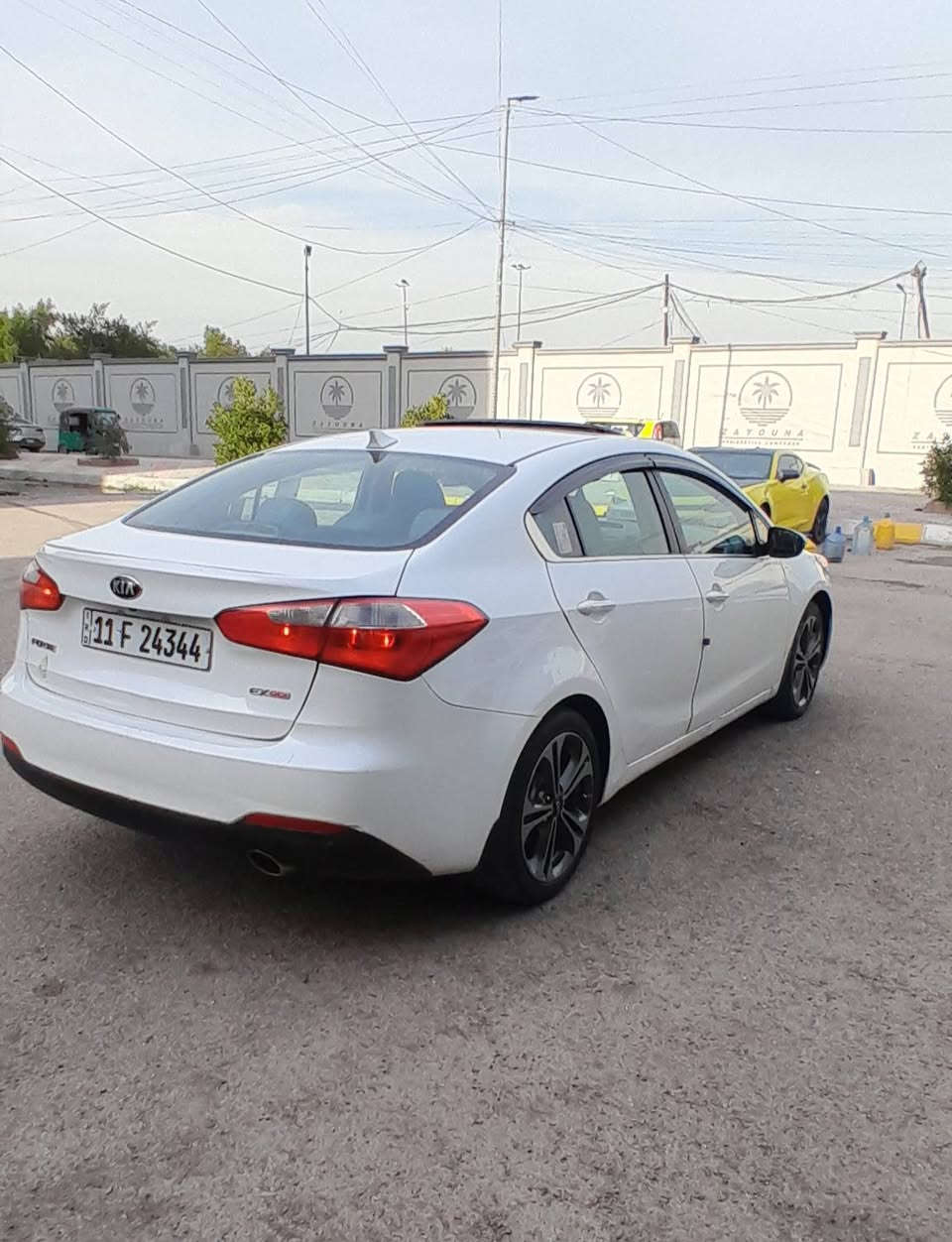 سلام عليكم كيا فورتي مديل ٢٠١٦ حادث مثل ما موضح بل صور مكينه وكير وتبريد وتخم تاير مكفول صدر أمامي خلفي جديد 
مواصفات فتحه كامره اشاير بل مري 
+ مري شفط تبريد قطعتين ٥ ويل كب 
سياره بيها ٣ قطع صبغ بس حادثها بنيد وجاملق وشويه من لباب العنوان بغداد قرب مجمع بسمايه السكني 
رقم الهاتف *********** 
السعر ١٠٧ وبيها مجال بسيط
