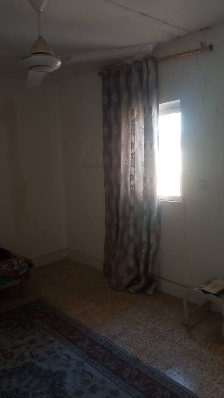 سلام عليكم دار للبيع مساحة 50 متر موقع ثيله قرب جسر الهنود يحتوي دار على كلدور مطبخ غرفه جوه + غرفه فوك بيتونه وصطح كامل حمام داخلي و صحيات خارجية للاستفسار ***********
