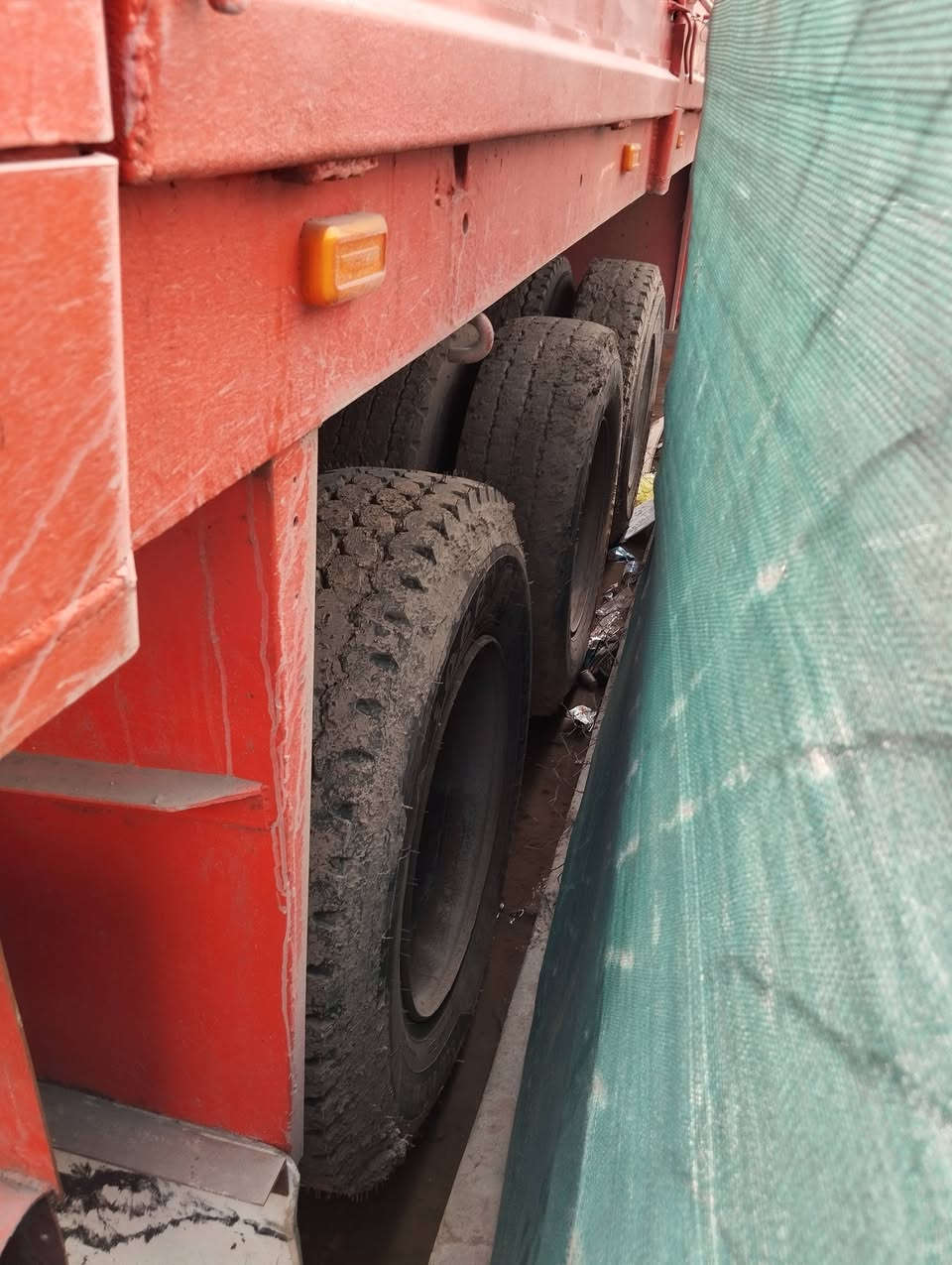 سلام عليكم للبيع عربانه سكندريه طول 12اونص ارتفاع مترين دناكيره 16 الماني تخم تاير بريك هوه كهربائيات كله شغال مكفوله من الفطر جاهزه للعمل عنوان بغداد الشعب سعر 110 رقم ***********
