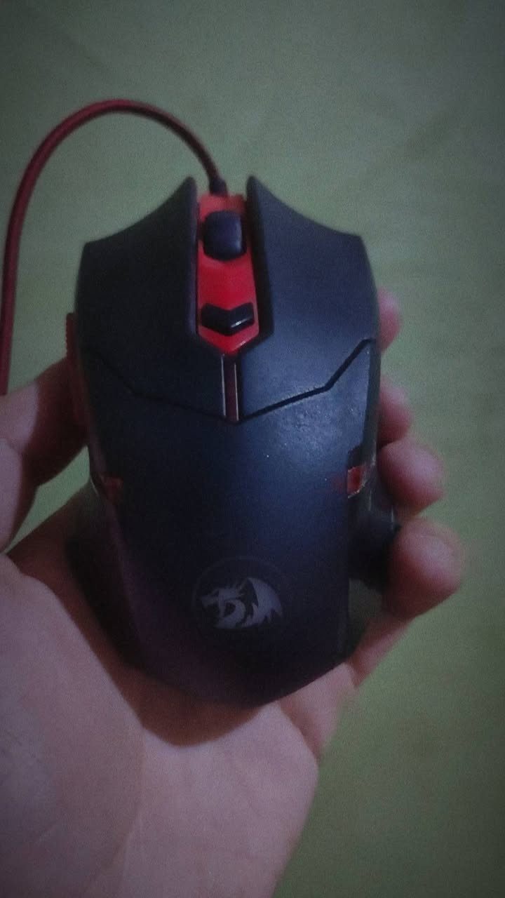 Redragon 3200DPI + vistsing RBG mouse bad 🔥💯
- Redragon 3200 DPI 🔥💯
يمكن التحكم بال DPI على ٤ مستويات من خلال الزر الذي في الوسط (800,1600,2400,3200) .
يحتوي على زرين جانبيين للتخصيص .

- (30x80cm) Vistsing RGB Mouse Pad 🔥💯
ماوس باد RGB يحتوي على اكثر من 12 نمط مختلف من الإضاءة 

- القطعتين مفحوصات و نظيفات 100%


**إذا كنت صاحب هذا الإعلان وتريد حذفه لأي سبب، رجاءا أرسل رسالة إلى الدعم الفني**