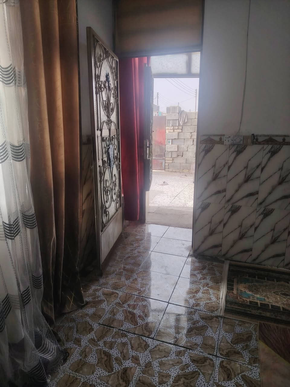 بيت للبيع مساحة ١٦٠ متر قاطين القاط الأرضي بي غرفةواستقبال وصالة ومطبخ ومنور والفوك غرفتين وصالة وصحيات خلف مدرسة الزوراء الأهلية لاتصال ع رقم ***********
