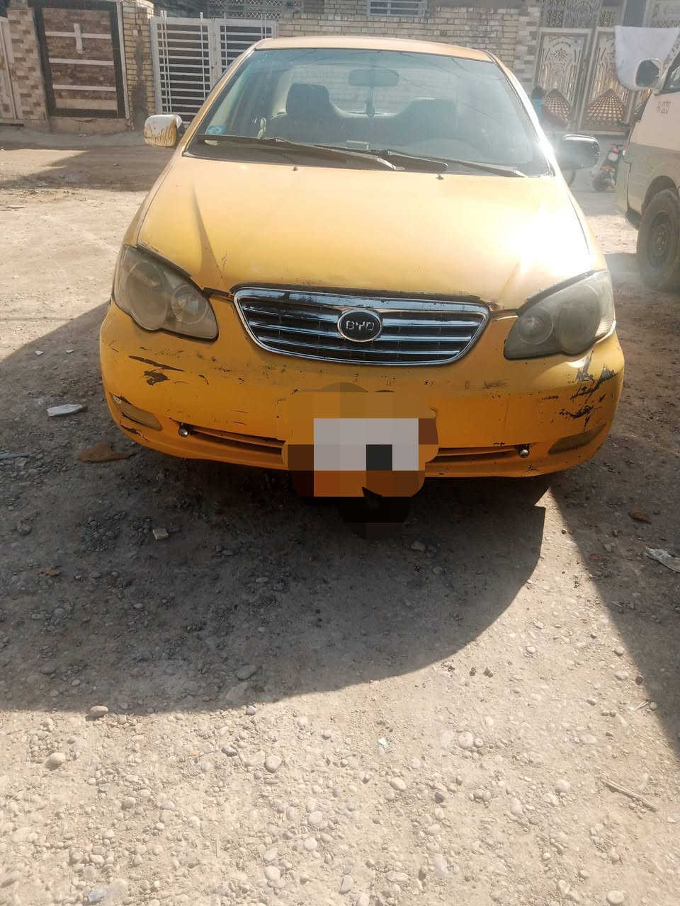 بي واي دي اف 3 موديل 10الكشر بي ملاحضات  تخم تاير جديد مو مال باله  باتري جديد تبريد ثلج حداديه 70بلميه كهربائيات كلها شغاله رقم بغداد مشروع وطني  مكان السياره الزعفرانيه ***********
