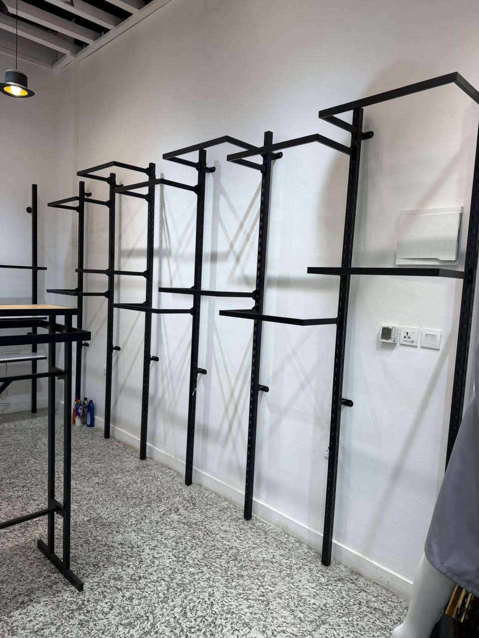 السلام عليكم ديكور كامل للبيع يشمل استاندات ورفوف طياري +رفوف مري +ميز +ستاند وسط العنوان زيونة شارع الربيعي للاستفسار الاتصال على رقم *********** وبالعافية على الي يصير من نصيبة
