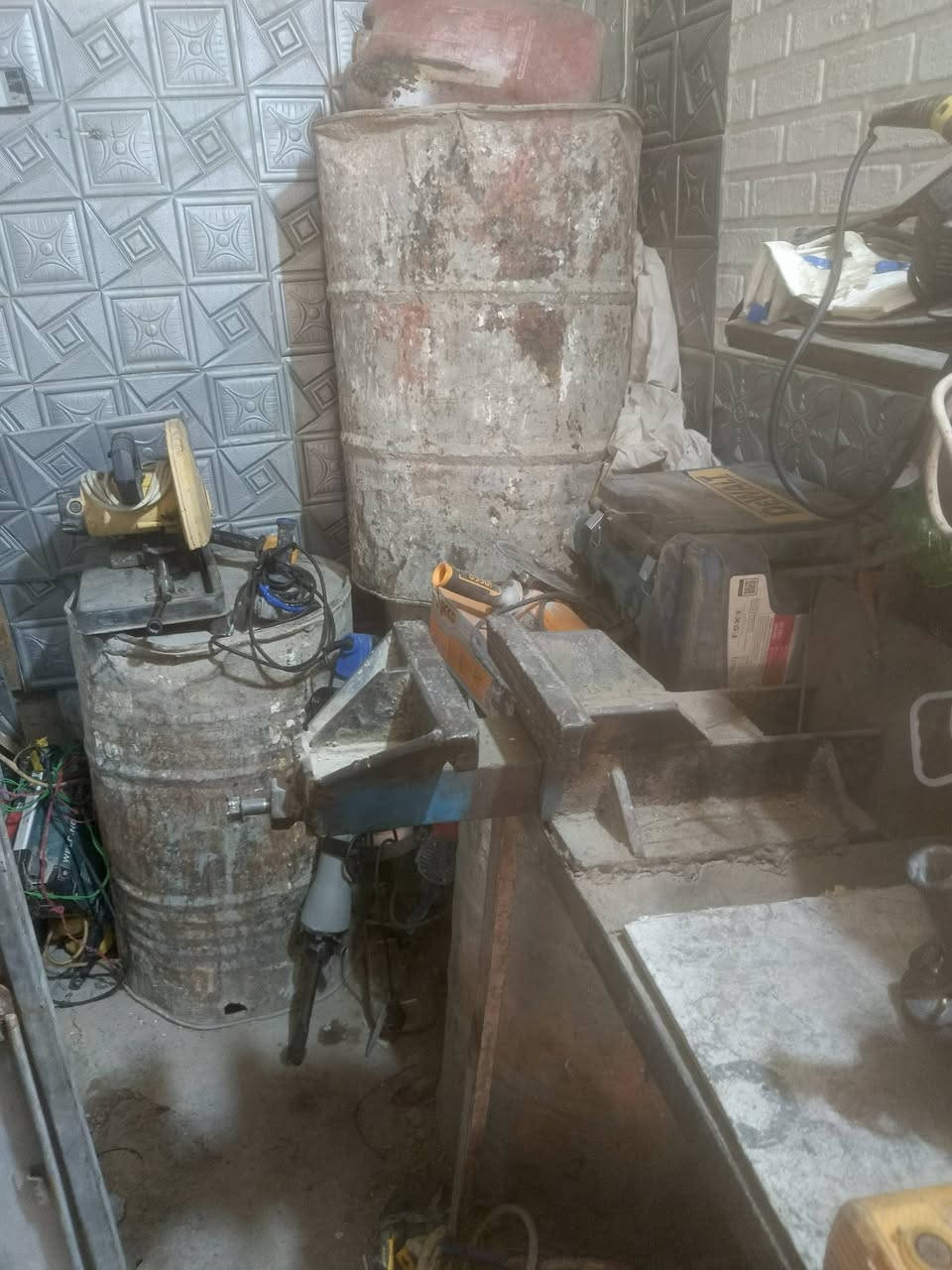 سلام عليكم
‏غراض محل ايجارات للبيع شلع كلهن
‏
‏18 قفص ابو80
‏
‏2 مولدات ازغار 
‏
‏2 مولدات 5 كيفي واحد كاز واحد بانزين 
‏
‏2 ونجات انضاف 
‏
‏3 ادريل همر 
‏
‏3 ادريل تكشير 
‏
‏كوسره كتر  
‏
‏3 مكاين لحيم 1 زغيره 2 اكبار
‏
‏3 كوسره زغيره 
‏
‏2 كوسره كبار
‏
‏1 روبن 
‏
‏1 حادله 
‏
‏براميل ودراريب 
‏
‏+كاويه + ودريل تثقيب 3 + ادريل لقم + قراض ادريلات ومولدات 
‏ رقمي
‏***********
