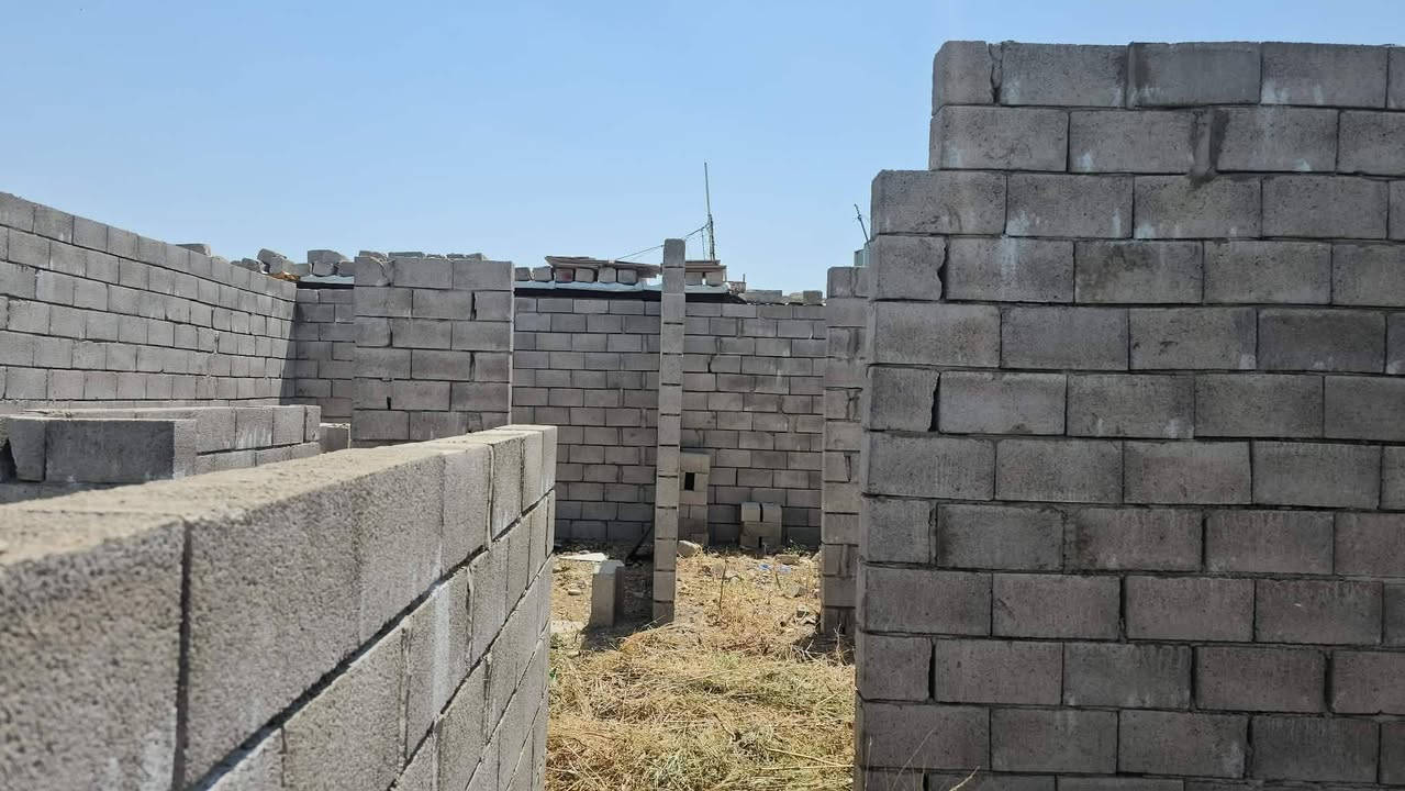 بيت هيكل تجاوز للبيع العنوان الموصل ايمن حي التنك قرب مقبرت العموريا المساحة 160 السعر 10ونص وبي مجال***********
