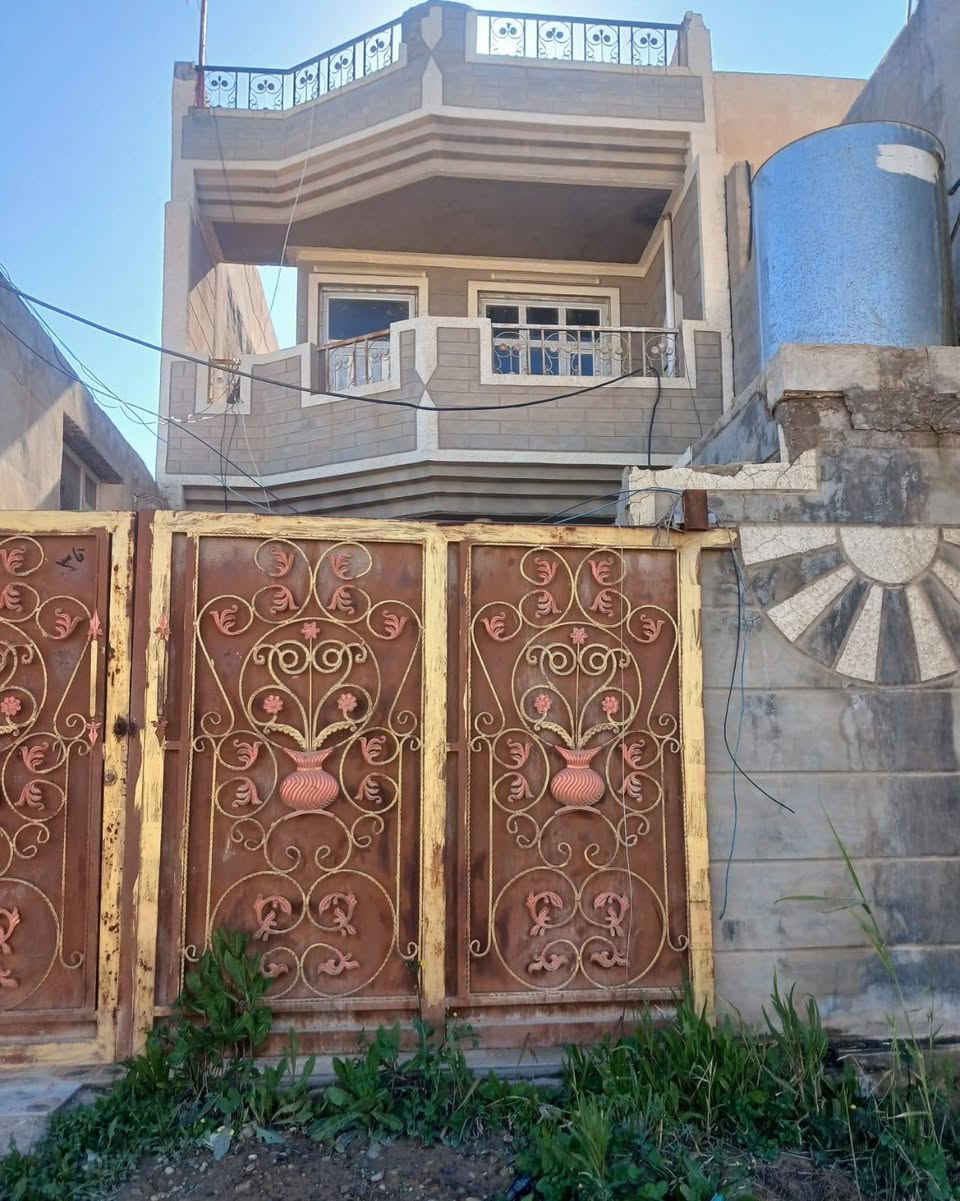 دار للبيع طابقين  يتكون من هول ومطبخ وبيت  درج   مع حمام مشترك مع حمام وصحيات مشترك خارجي  الطابق  الاول...الطابق الثاني غرفتين وصحيات مشتركه وبيتونه  مع بلكونه مع منور مفتوح للطابقين  توجد طارمه ٥ × ٨    مساحة الدار ١٠٠م  و قطعه مجاوره  للدار  ٢٠٠م  مبني  فيها محل مساحته ٤٤ م ٤ × ١١    مقدمة القطعه مطابق للدار      الاستفسار ***********
