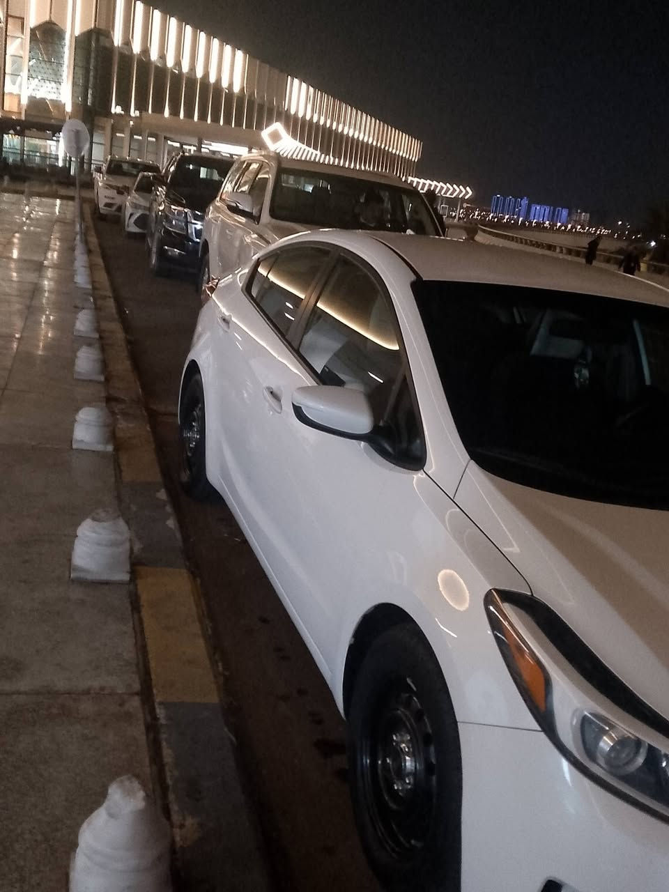 السلام عليكم كيا فورتي للبيع موديل ٢٠١٨ بيضاء صدفي وارد امريكي ليبلغ واحد عدا قبق الجنطه مبدل وجاملغ الأيسر الخلفي صبغ وباقي التفاصيل بالصور بارد باب السائق كد شبر وبارد جاملغ الامامي موجود بالصور محرك ٢٠٠٠دوش لاتنقيص ولاتبخير تخم تاير ماشيه ١٣٤حقيقي كير ATشاشه نورمال وايكو وسبورت بجم كبس سنويه منتهيه صارلهه شهرين مشروع وطني رقم دولي باسمي تحويل مباشر بدون ايرباك السعر ١٢٧ بي مجال المكان الحريه البستان ***********
