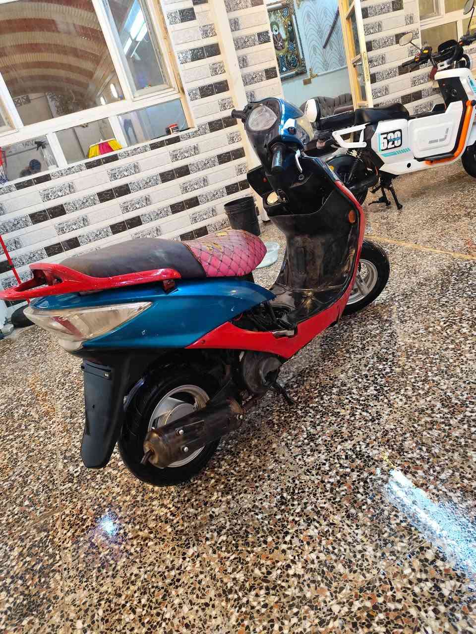 السلام عليكم كامكو جي فور للبيع او مراوس دراجه محرك مكفول شرط حاويه جيب مصلح و افحص كهربائيات كلها شغاله سلف هندر محرك صوت ما تسمعله شلعه و معدل تخبل ما ناقصها اي شي نكره سلف بكل وقت مكان نجف حي النداء سعرها 340و بيها مجال  ***********
