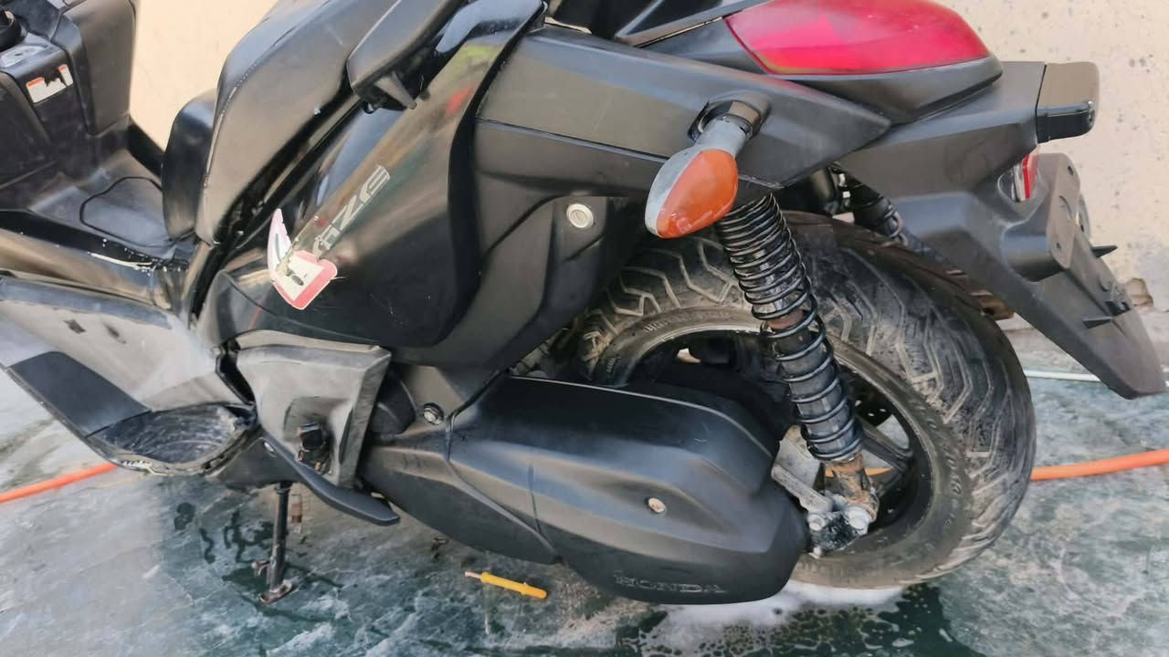 مستعجل على البيع بسعر ٩٠٠ كفالة عامة
مكان بابل قضاء المحاويل.. وياها صالنصة رياضي وشادلها قايش اصلي وباتري جديد.. ***********
