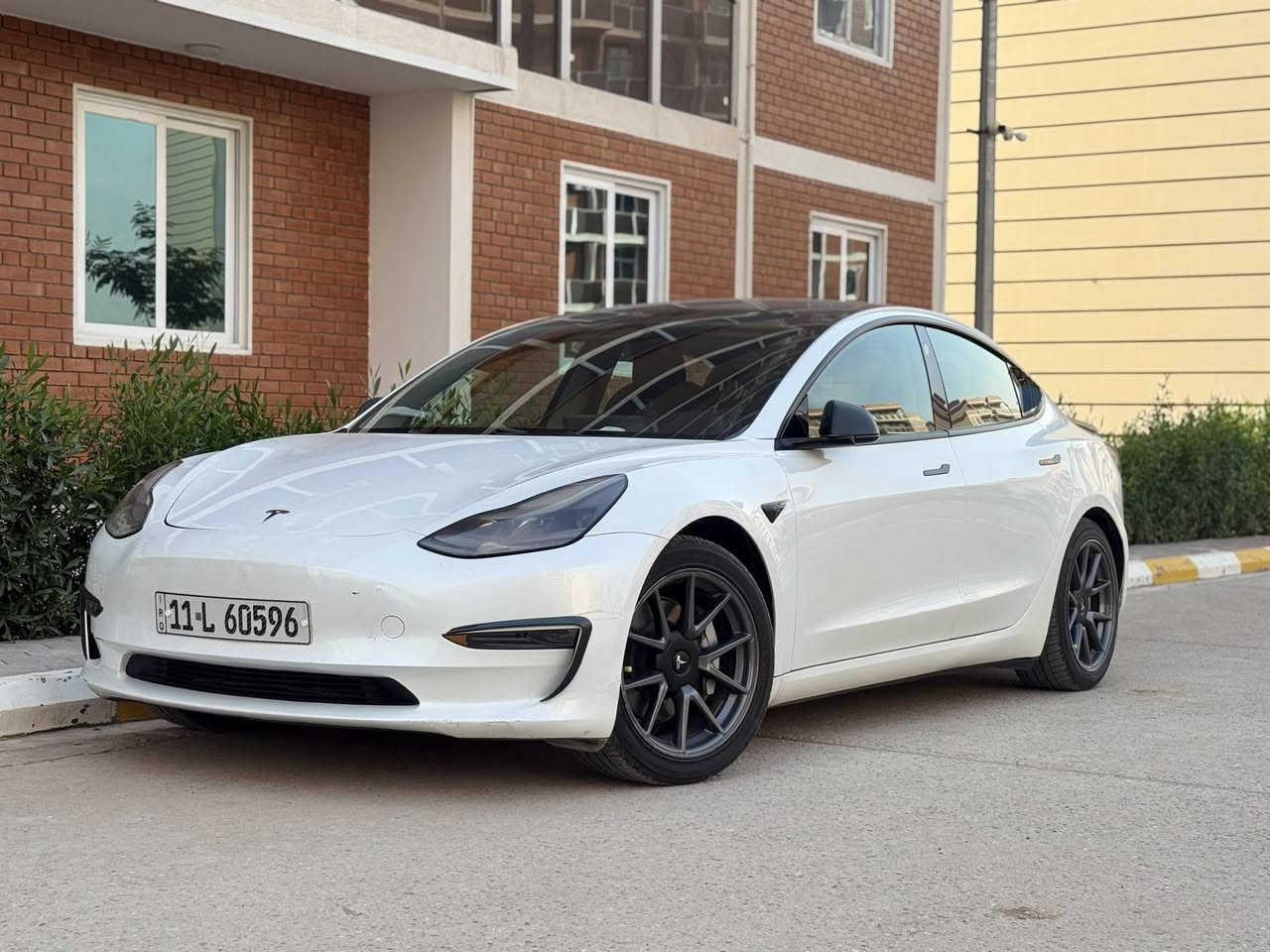 للبيع او للمراوس تسـلا مودل 3  موديل 2023 
بيه 3 قطع صبغ وحده كلير من امريكا 
صور الحادث مرفقه بدووون ايرباك 
ماشيه  66 الف كيلو قابل للزياده 
رقم بغداد ب اسمي تحويل بنفس اليوم 
• سقف بانوراما زجاج
•تك ماطور 
•420كيلو تمشيك بالشحنه الواحده 
• شاشة كبيرة حجم 15 بوصة
•تدعم جميع اللغات ومنها العربي 
•بجم كبس 
• كاميرا خلفية
• حساسات خلفية
• كاميرا امامية
• حساسات اماميه
• كاميرا جانبيه 
• كراسي كهرباء جلد لون اسود
• كراسي تدفئه
• رادار امامي
• رادار خلفي
• رادار جانبي
• مانع تصادم
•تحديد مسار 
• كاميرات 
• حساسات جانبيه
• مثبت سرعة
• كاميرات محيطيه 360° 
• تحكم بالسياره عن طريق الشاشة
• تحكم عن طريق الهاتف
• بجيك شعار عن طريق الهاتف 
• نظام قيادة آلية Auto Pilot
• عداد ديجيتال
• تشغيل تلقائي
• نظام قيادة ذاتية Full Self drive
• نظام (RCTA) للتنبيه عند الرجوع للخلف
• نظام (RSA) لكشف لافتات السرعه للطريق
• نظام (PSC) الرادار الذكي لمنع الاصطدام 
• نظام (LTA) لتحديد المسار على الطريق
• تشغيل عن بعد
• الدخول الذكي
• نظام ترفيهي كامل متكامل يحتوي على ( YouTube / WhatsApp / Tik Tok / Netflix)
•بدون ايرباك  
  محدثه اون لاين اخر تحديث 
العنوان بغداد القادسيه او الاعلام 
بيه كت كاربون كامل وياها شاحنه 32 امبير
تخم تاير كامل جديد
سستم كاربون داخل خارج كامل 

السعر 168 ورقه بي مجال بسيط 

رقم صاحب سيارة : ***********
