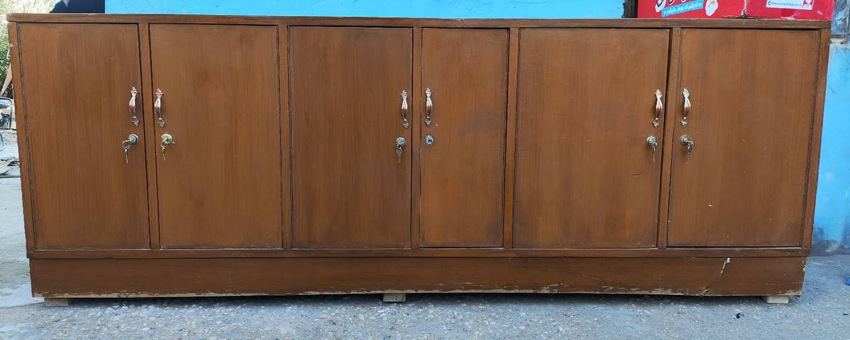 بوفيه للبيع طول 3 متر نضيفه وخشبها قوي جداً ؛ السعر 75 ومكاني منطقة فريحه قرب محطة وقود الكفيل ***********
