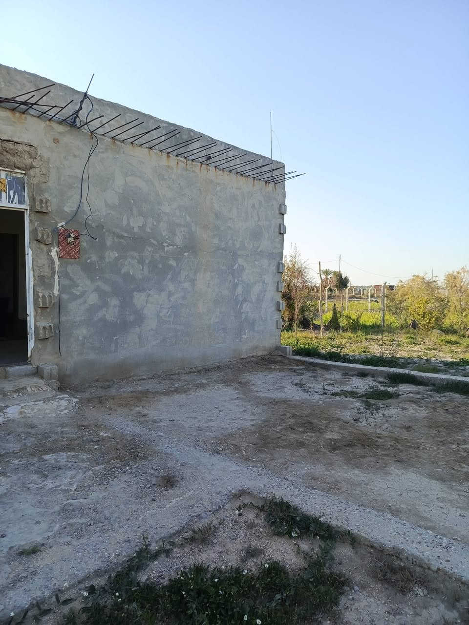 يا الله للبيع دار طابو زراعي سند 25المساحه 500غرفتين نوم وهول ومجمع صحيات الستقبل والمطبخ بتلو ماكاملات ورديه خارج شارع المشجر قريب على معمل الغاز السعر 60وبي مجال ابو مصطفى للعقار ***********☝☝
