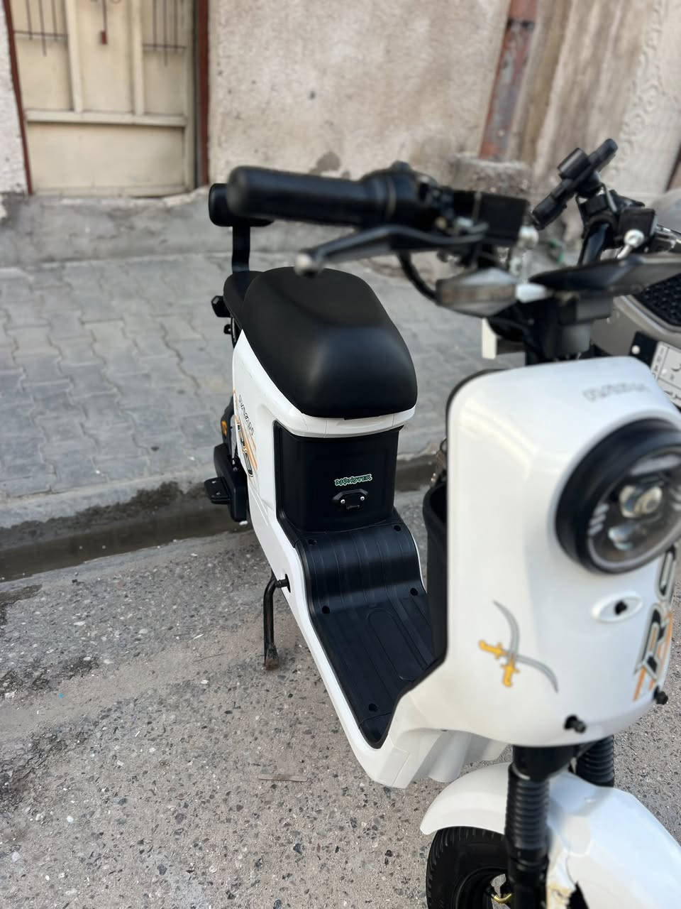 سلام عليكم دراجة شحن R9 للبيع كاملة جديدة نضافة فول جديدة دراجة بعدهي جديدة  لايتات هورن اشاير نشرات  تشغيل عن بعد بصمة.  فيها 5 بطاريات كبار السعر 425المكان البصرة الأصمعي للأسفسار أو الاتصال على الرقم ***********
