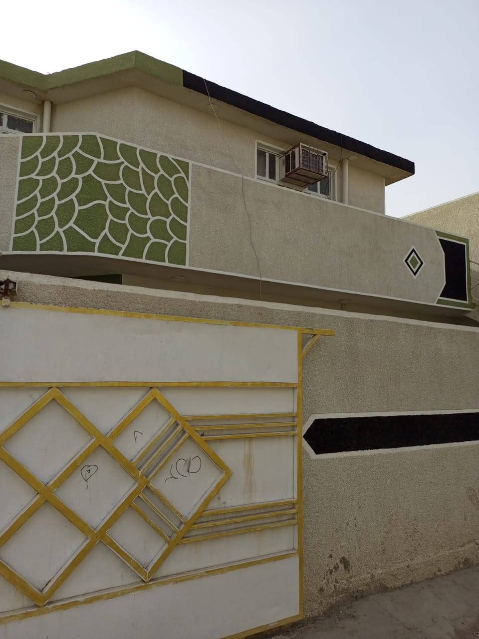 السلام عليكم
دار للبيع مساحة ٢٠٠م طابو سند ٢٥ بناء طابوق طابقين 
كامل 📍يحتوي الدار على درج داخي ودرج خارجي 
 خدمات ماء كهرباء تبليط 
السعر =(٨٥)بيه مجال بسيط 
الموقع //بغداد جسر ديالى الجديد الكرغولية خلف البانزين خانة قريب للشارع العام 
للاستفسار اكثر اتصل ‏‪***********‬‏
