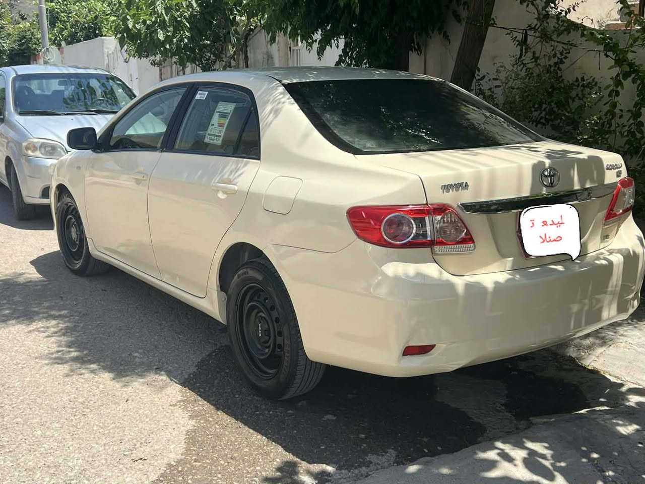 کرۆلا 2013 ئۆتۆماتیک  مەکینە بچوک  ناو فۆڕمیکا پێش و دوای دەعمی نییە  کەپسە  سەنەوی بەسەر چووە   3گەڵا غەرامەی تیایە ڕەسمی سۆنەرم داناوە  خوار بازاڕ ئەیفرۆشم نرخی 115گەڵا معامەلەیکی کەم  ***********   ڕەقم سلێمانییە
