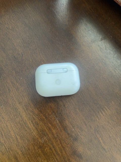 للبيع AirPods Pro 2 / ايربودز برو 2 (منفذ Lightning / لايتننغ) وياها الكيبل الأصلي، تشتغل 100%.
السماعات أصلية لو تقليد؟ وإذا أصلية تكدر تبعث رقم السيريال أو لقطة من الإعدادات؟: 
اصلية. كود A2698
شلون حالة البطارية؟ بعده الشحن قوي لو بيه ضعف من الاستعمال؟: 
عادي
وين موقعك حتى نعرف التسليم شلون يكون؟ داخل بغداد لو محافظة ثانية؟: 
بغداد المنصور
