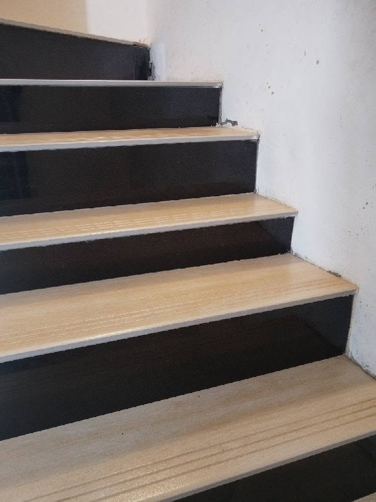 🏡 بيت طابقين للبيع في كربلاء (قرب جامعة كربلاء فريحة) شارع اسواق ركن الجامعة، يبعد 10 دقائق عن الإمام (ع) وقريب من طريق المشاية والمواكب.
البيت يقع على ساحة، ومساحته 100م² - طابقين - سند قرار 25.
البيت جاهز للسكن، كامل ماء وكهرباء، وارضية وجدران.
الأرضي: غرفة نوم، صالة، استقبال، مطبخ، حمام داخلي وصحيات خارجية.
الثاني: غرفتين نوم، صالة كبيرة، مجمع صحيات، بلكونة.
بسعر 78 مليون (وقابل للتفاوض).
📞 للاستفسار اتصل على الرقم: *********** كربلاء, العراق
