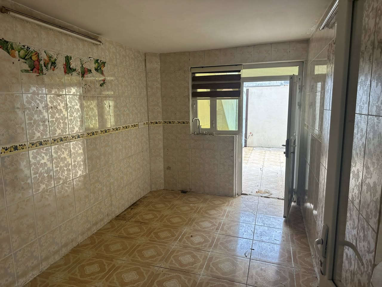 بيت معزول طابق الأرضي للايجار ب ٥ حساروك قرب شقق نةوروز
البيت ١٢٥م طابق الأرضي بي استقبال و مطبخ و صاله و ١ غرفه نوم
الايجار ٣٠٠ الف
0750 4654080
