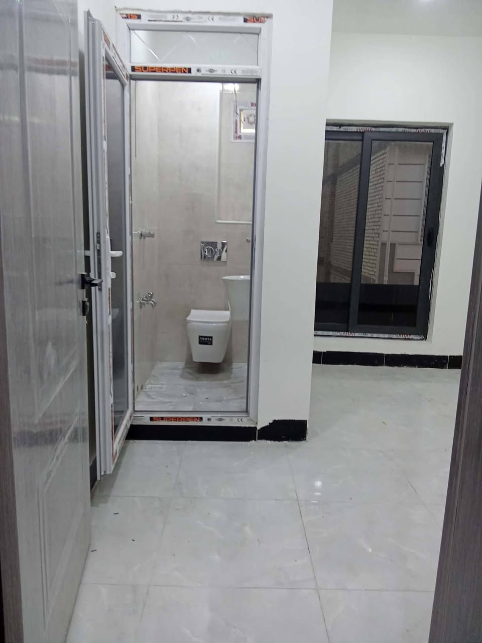 بيت في كربلاء خلف فندق البارون المساحة 66 متر 
يحتوي على 3 غرف نوم وستقبال وصالة ومطبخ والصحيات طابقين بناء درجة الأولى سند 25اصولي 100%
للأستفسار سيد احمد للتسويق العقاري  ***********
